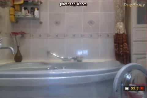 Грудастая самка Lisichkaalisa принимает ванную